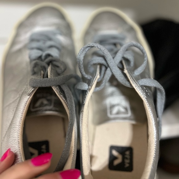 VEJA WOMEN'S CAMPO SILVER AND WHITE CHROMEFREE LEATHER SNEAKER 39 - Picture 5 of 12